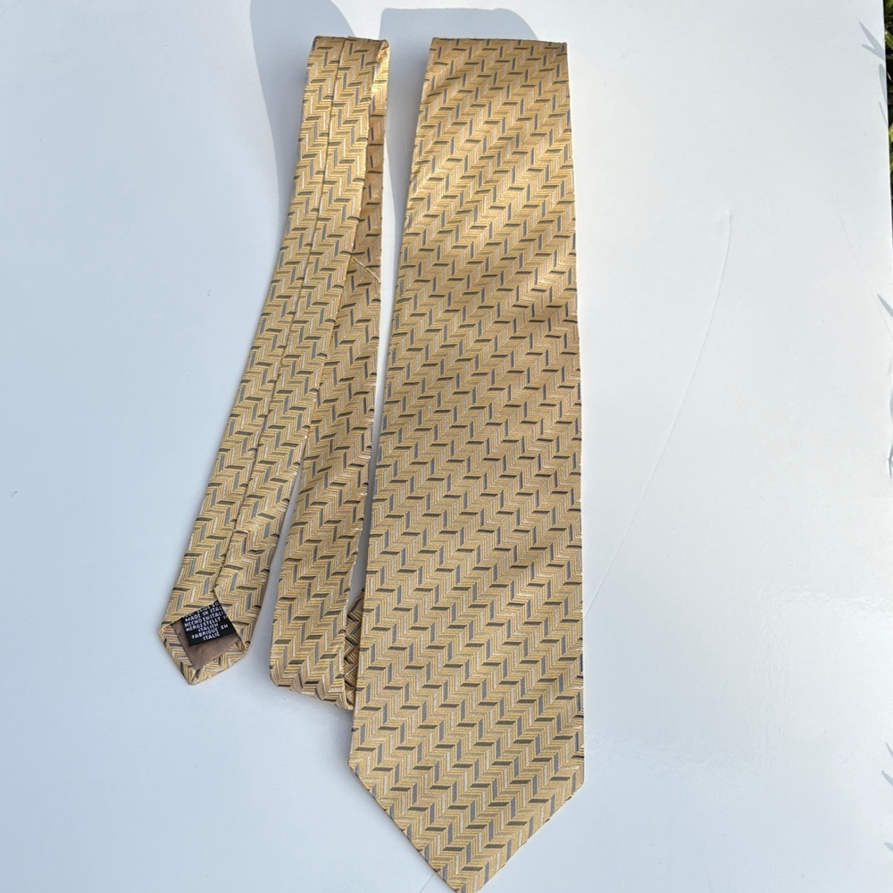 Geoffrey Beene Elegant Gold Patterned Men's Silk Tie